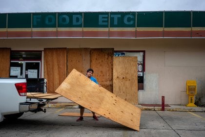 Preparativos en Abbeville, Louisiana (Reuters)