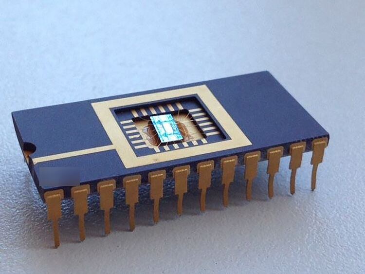 Uno de los primeros chips que fabricó, con silicio cortado, conectado a cada pin con hilos de plata