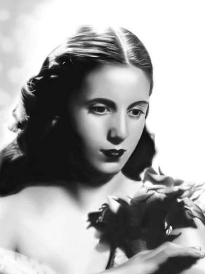 El 28 de marzo de 1935 debuta en el Teatro Comedia con un corto papel en el vodevil “La Señora de los Pérez”. En 1937 se estrena en el cine con Segundos afuera y ese mismo año participa por primera vez en un radioteatro, “Oro blanco”

