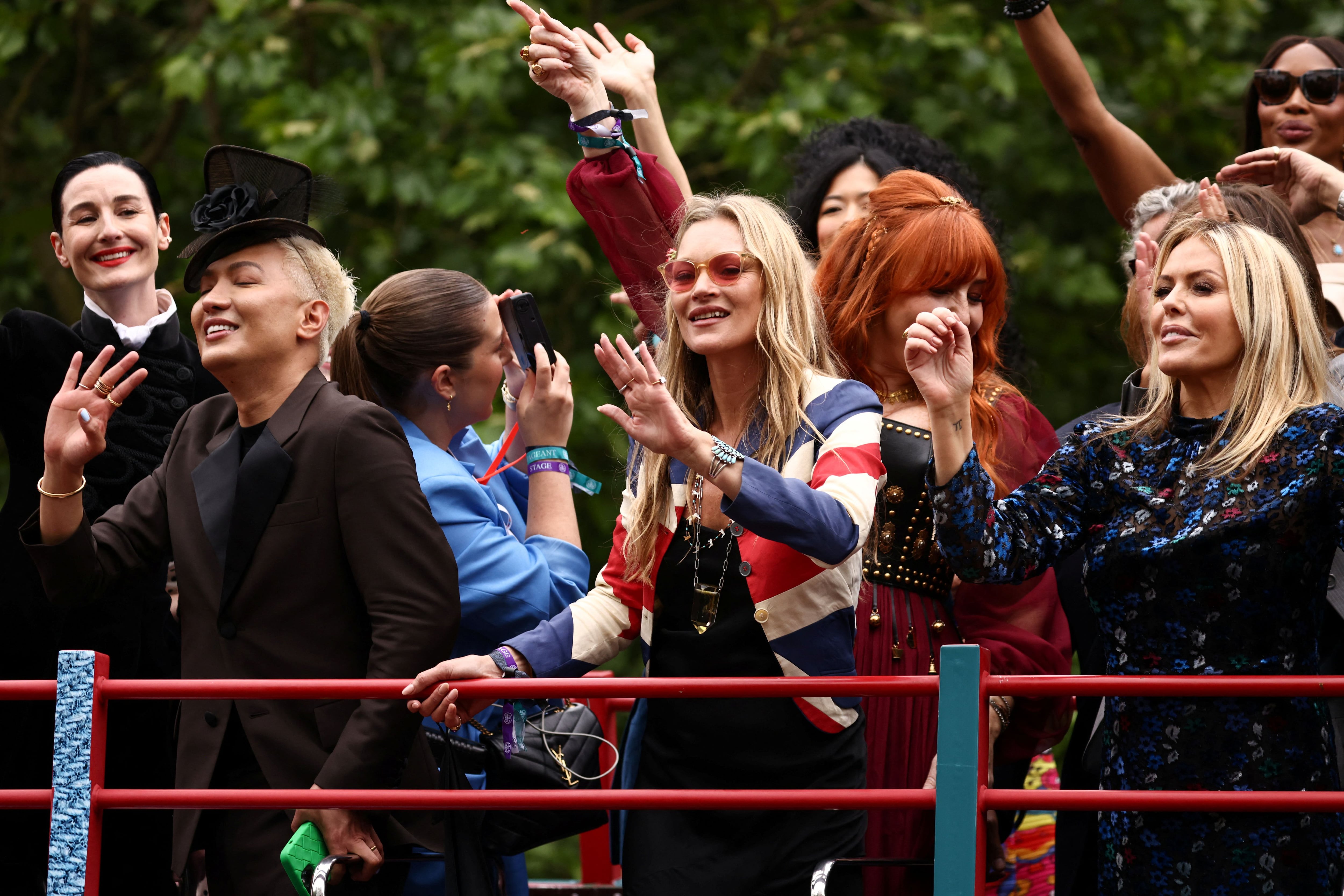 Kate Moss, Patsy Kensit y Naomi Campbell participan en un desfile durante las celebraciones del Jubileo de Platino de la reina Isabel de Gran Bretaña en 2022 (REUTERS/Henry Nicholls)