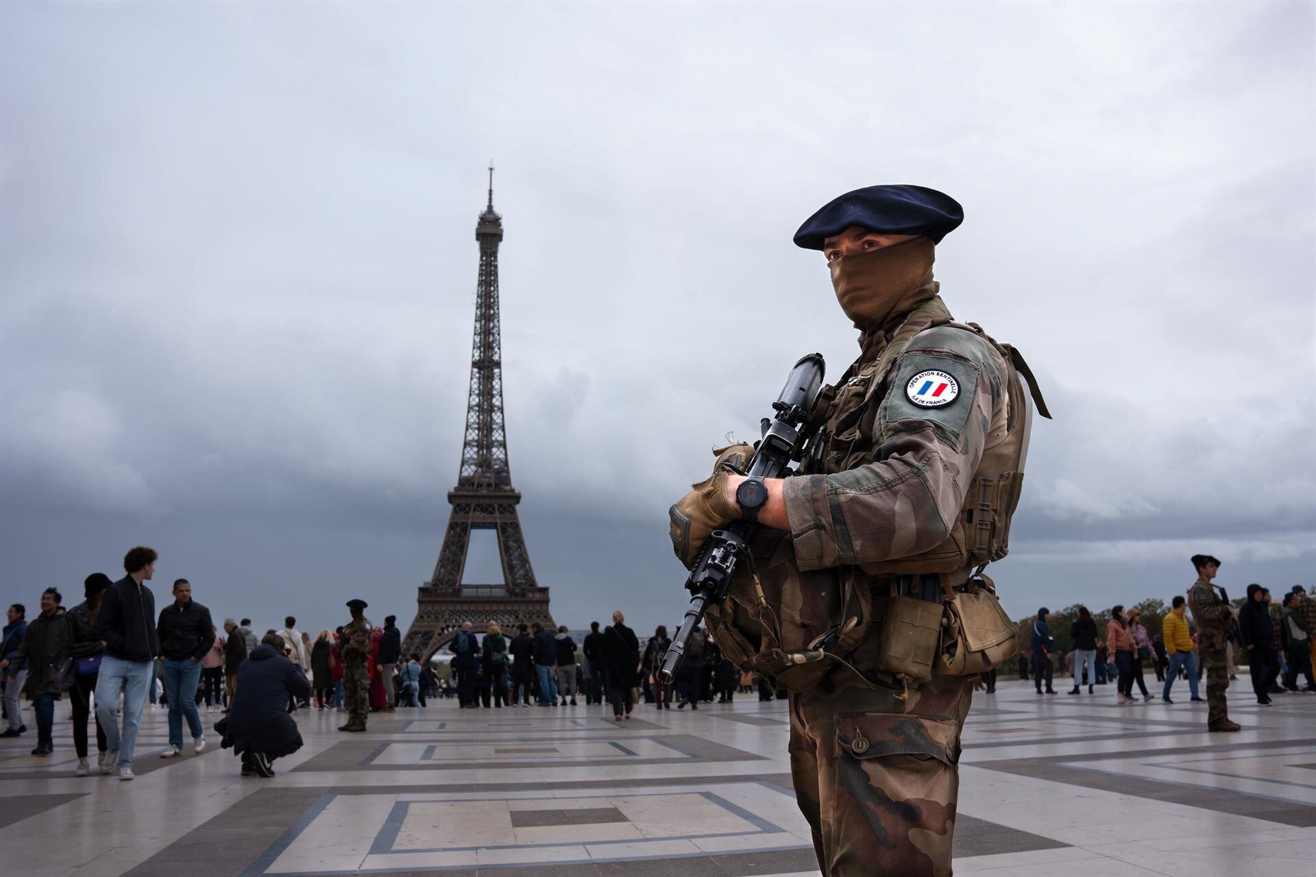 Detenido un hombre tras acceder al Consulado iraní en París con un chaleco de explosivos falsos