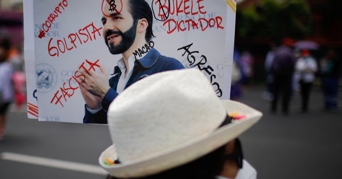 Protestas callejeras, rechazo comercial y temores de lavado: el debut del bitcoin golpea a Nayib Bukele