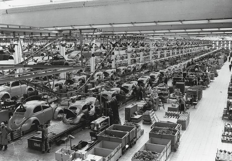 La línea de producción y ensamble de la primera fábrica, en 1956 (Foto: Prensa VW)