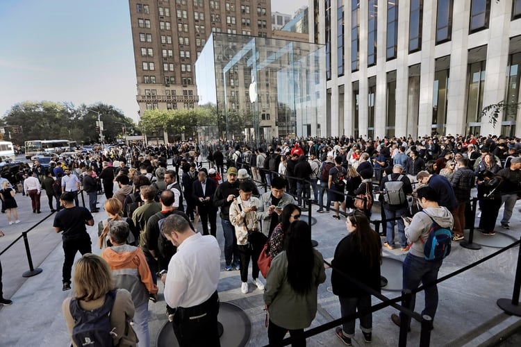 La gente comenzó a hacer fila en el mítico Apple Store de Nueva York, desde muy temprano (EFE/EPA/PETER FOLEY)