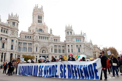 Miles de personas se manifiestan en Madrid a favor de la sanidad pública - Infobae