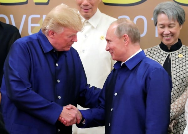 Donald Trump y Vladimir Putin se un firme apretón de manos en Danang, Vietnam. (via REUTERS)