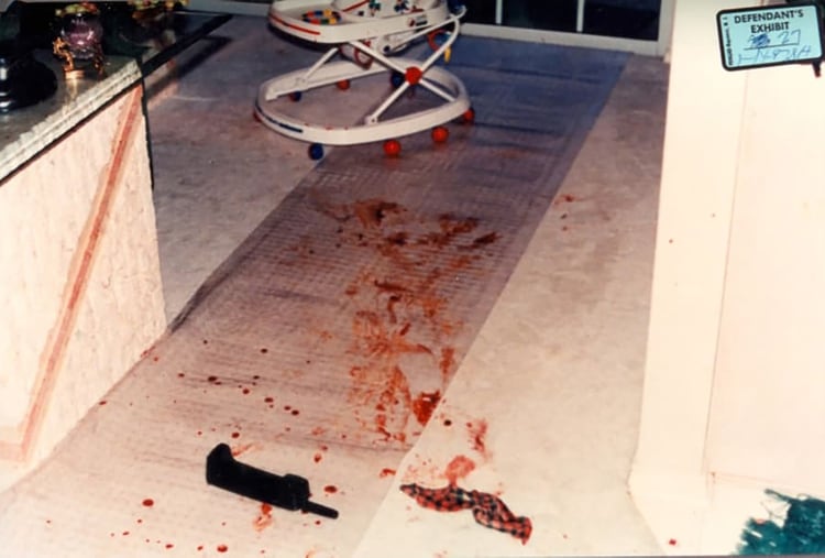 La sangre en el living donde ella dormía con los niños (Dallas County Court Records)