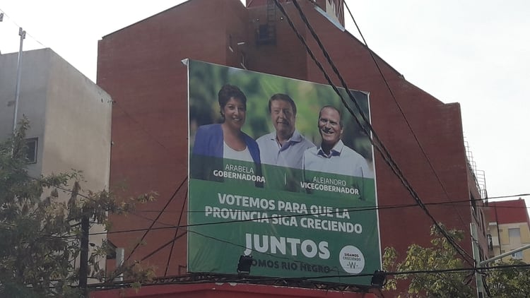 El afiche con fórmula defintiva de Juntos Somos Río Negro, junto a Alberto Weretilneck