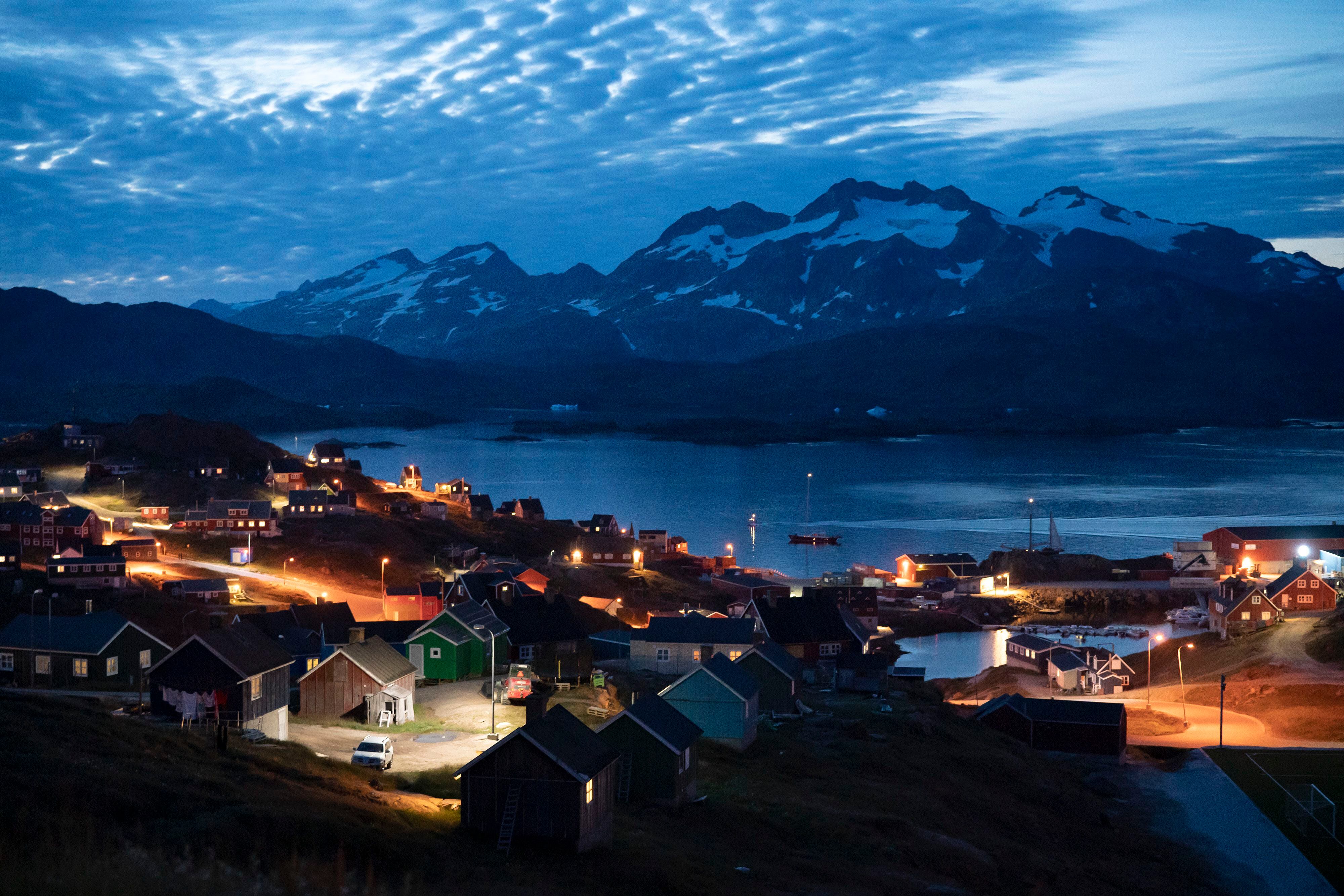 Viviendas iluminadas tras el anochecer en Tasiilaq, Groenlandia, el viernes 16 de agosto de 2019. (AP)