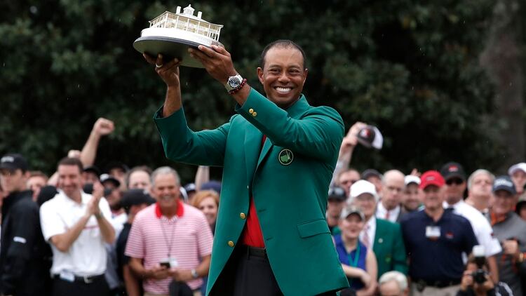 Momento supremo: Woods levanta el trofeo del Masters de Augusta con la tradicional chaqueta verde (REUTERS/Mike Segar)