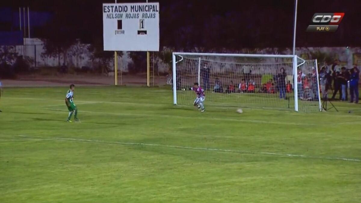 El terrible error de un árbitro que obligó a repetir una definición en el fútbol chileno