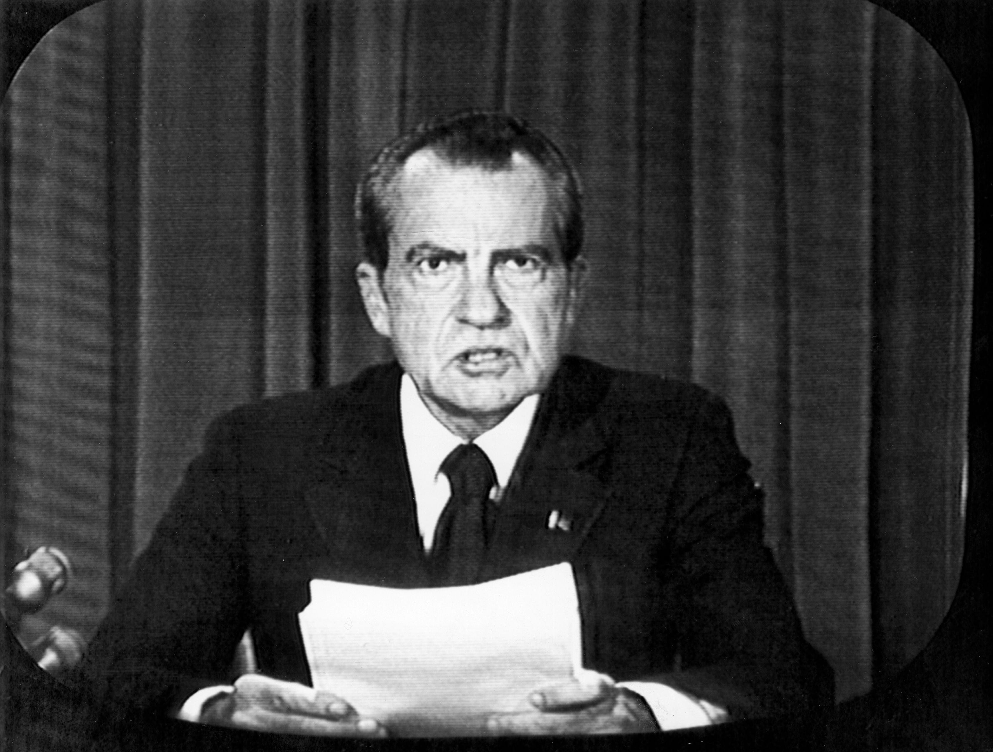 Richard Nixon en televisión durante la lectura del comunicado en el que anuncia su dimisión como presidente de los Estados Unidos en 1974. (EFE)
