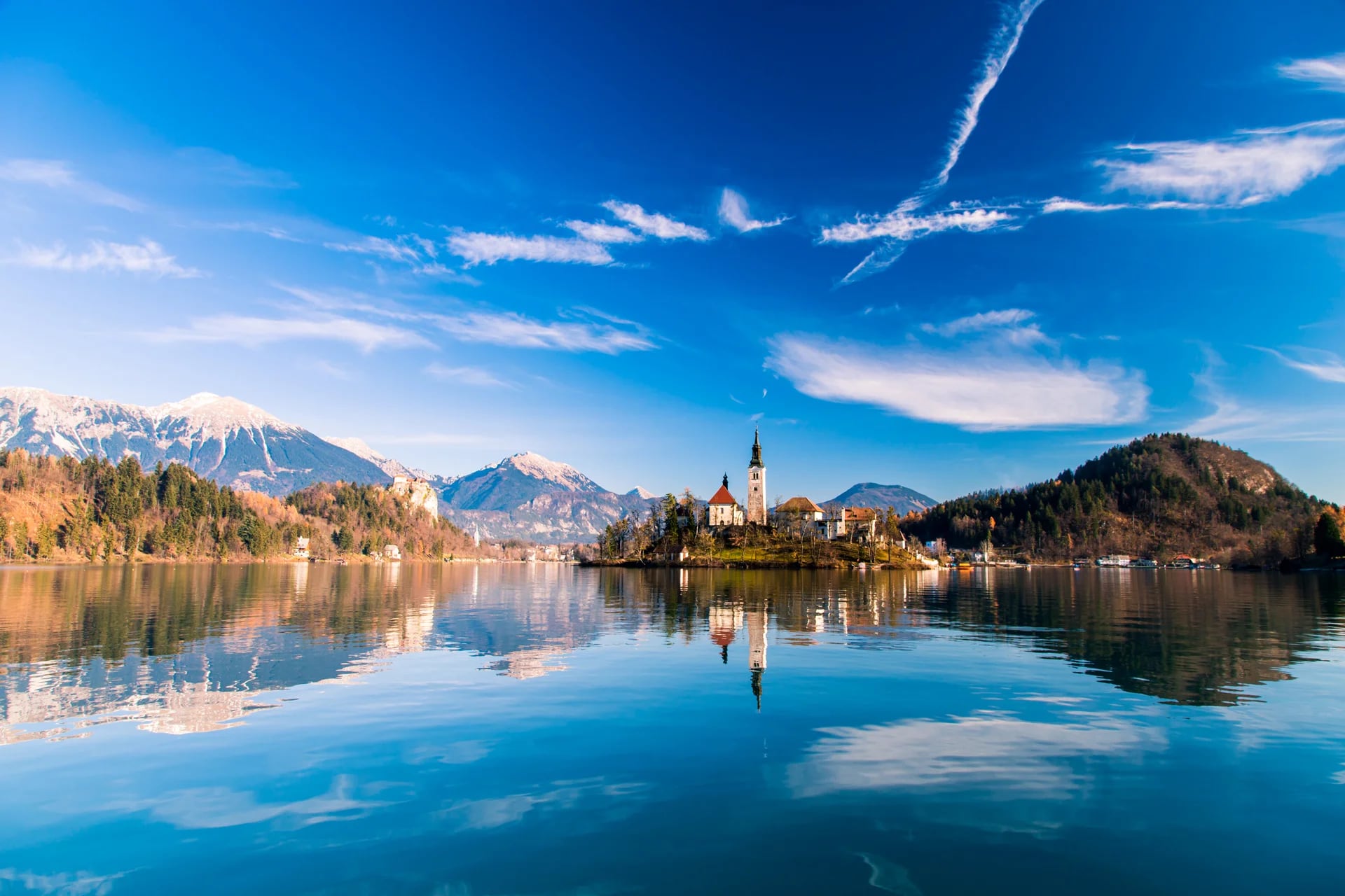 La ciudad de Bled es conocida por sus paisajes. Rodeada por un lago, este pueblo tiene como primera imagen una capilla en una isleta sobre el lago, un castillo y la vista de los Alpes. Bled es elegido por los turistas por su ambiente romántico y sus actividades como escalar, entre otras (Istock)