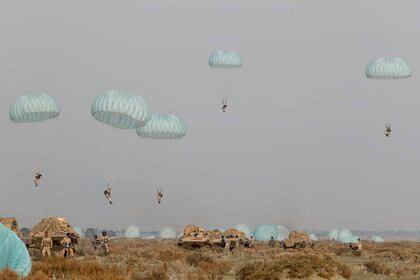 En esta imagen, distribuida el 19 de enero de 2021 por el ejército de Irán, se muestra a paracaidistas del ejército iraní durante un ejercicio militar (Ejército de Irán vía AP)