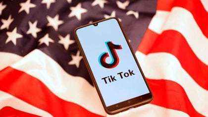 El logotipo de TikTok en la pantalla de un teléfono móvil sobre el fondo de una bandera estadounidense en esta fotografía ilustrativa tomada el 8 de noviembre de 2019. REUTERS/Dado Ruvic