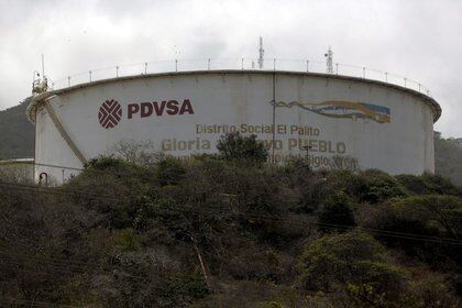 Foto de archivo del logo de PDVSA en un tanque en la refinería de Puerto Cabello, estado de Carabobo. 
Mar 2, 2016. REUTERS/Marco Bello