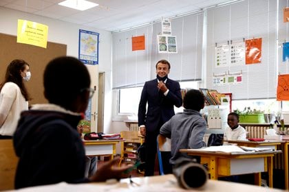 El presidente francés, Emmanuel Macron, de visita en una escuela (EFE/EPA/IAN LANGSDON / Archivo)