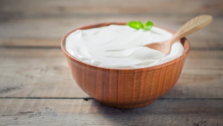 En estos momentos el yogurt es una buena opción para incorporar en las comidas (Shutterstock)