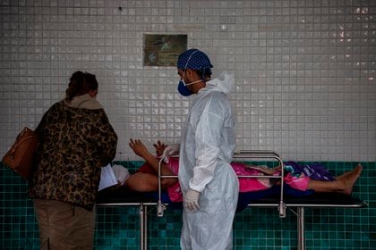 Un paciente espera atención médica en el Hospital 28 de Agosto, el 14 de enero de 2021, en Manaos (Brasil). EFE/Raphael Alves
