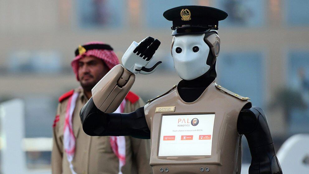 La Policía De Dubai Presentó Su Moderno Robocop Para