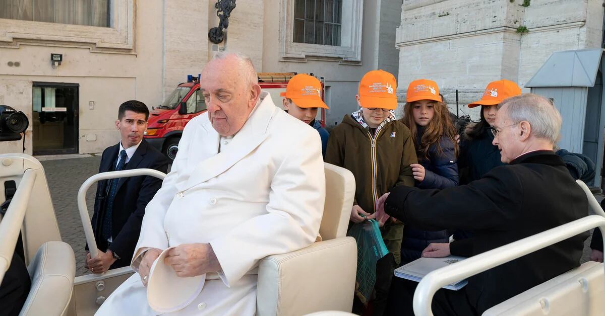Papa Francesco ha presentato “un netto miglioramento” della sua salute e potrebbe essere dimesso nei prossimi giorni