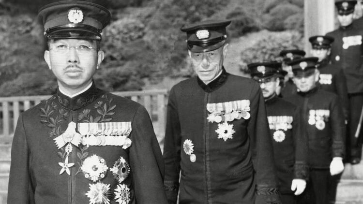 El Emperador Hirohito en 1945. Se le permitió al fotógrafo Tom Schaffer, de la Agencia Acme, hacer esta foto a una distancia de 3 metros, la imagen más cercana que jamás se haya permitido realizar a Su Majestad (Shutterstock) 