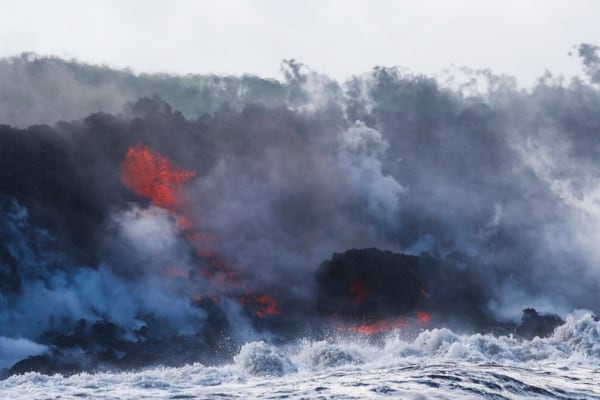 La lava del volcán Kilauea llega al océano cerca de Pahoa, en Hawaii, Estados Unidos, el 20 de mayo de 2018. (AP Photo/Jae C. Hong)