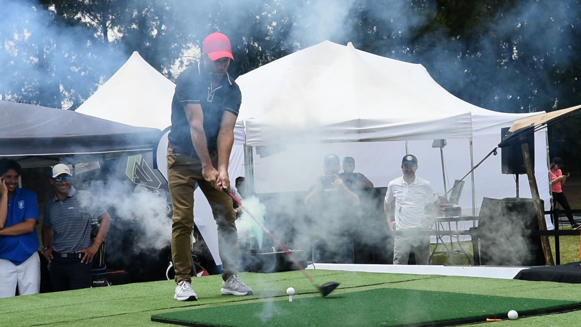 El actor Nicolás “Tacho” Riera participó de la clínica e incluso, se animó a competir en la ronda clasificatoria. “El golf me sirve mucho para descargar”, dijo