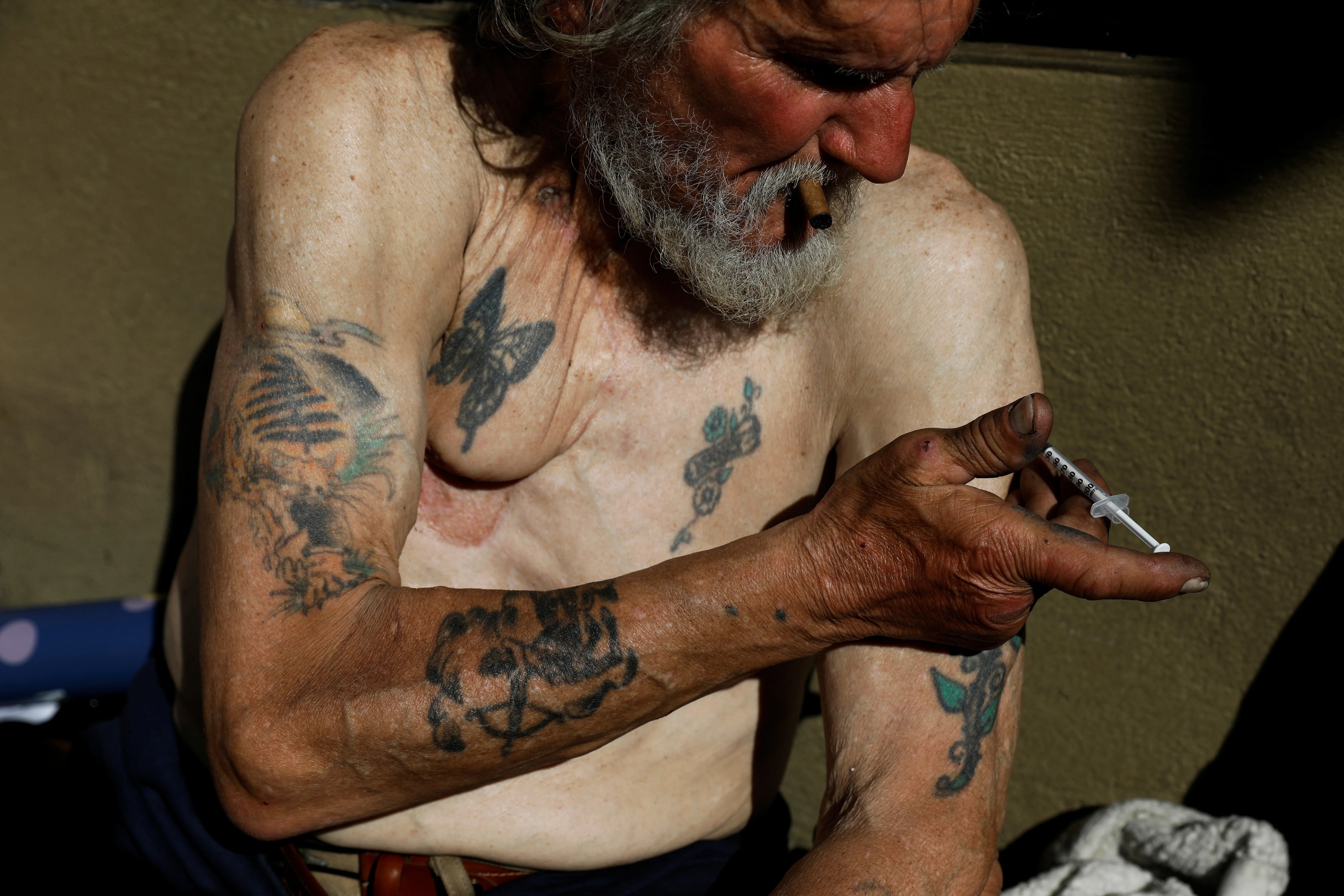 Travis Hayes, de 65 años se inyecta fentanilo en una calle de San Francisco, California, en una imagen de archivo de febrero pasado (Reuters)