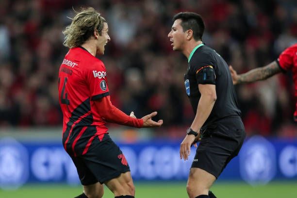 Kevin Ortega discute con futbolista de Athletico Paranaense en duelo contra Bolívar por Copa Libertadores 2023. (Heuler Andrey/Getty Images)