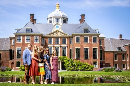 La familia real frente al palacio Huis ten Bosch Palace, la residencia oficial de Máxima y Guillermo (EFE)
