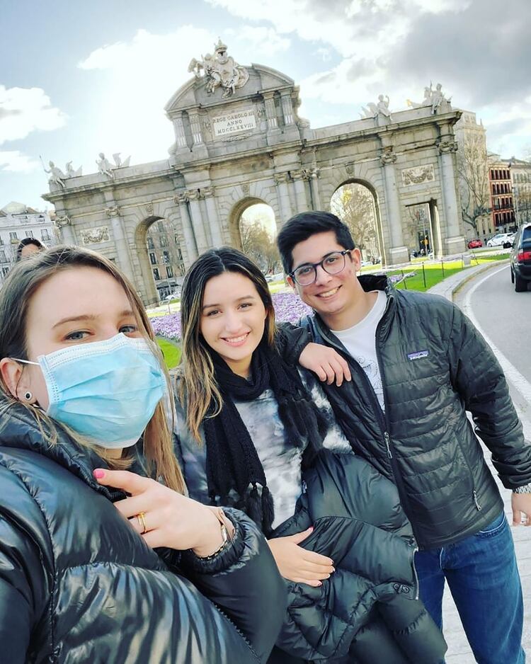 En la foto, junto a dos de los que estuvieron con ella esa noche cenando. 