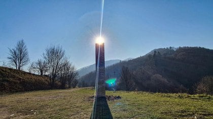 Monolito romano, el sol al fondo