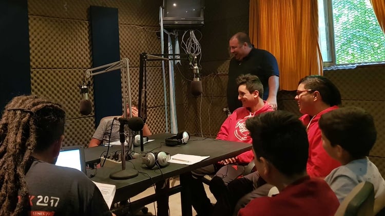 Martín Salvetti en La Cinco FM con los chicos de “Revolución Friki”. Foto: Gentileza de la Fundación Varkey.