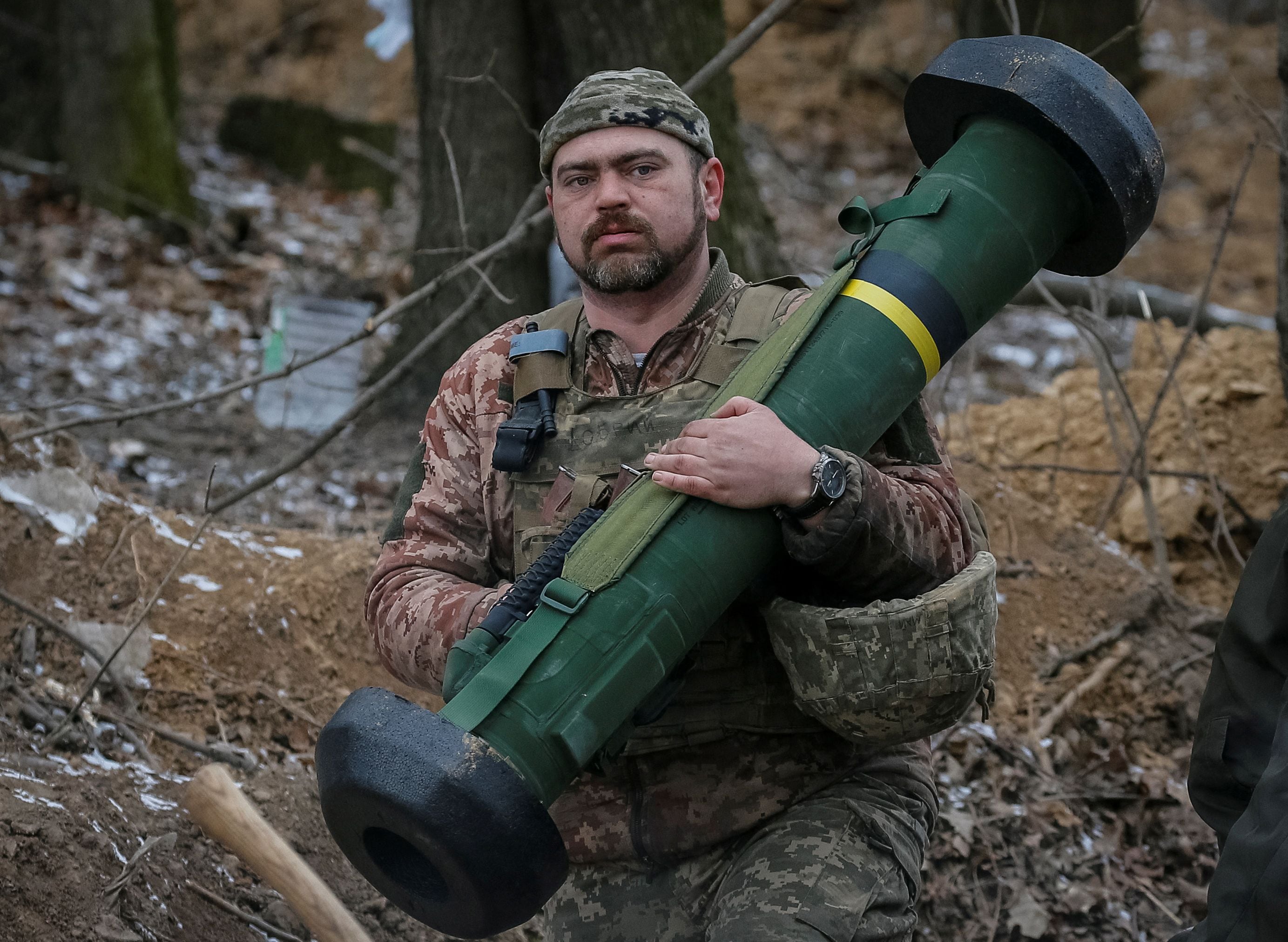 Un miembro del servicio ucraniano tiene un sistema de misiles Javelin en una posición en la línea del frente en la región norte de Kiev, Ucrania, 13 de marzo de 2022. (REUTERS/Gleb Garanich)