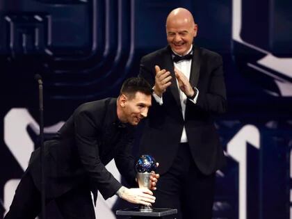 Gianni Infantino y Messi, juntos en la gala de los premios The Best (REUTERS/Sarah Meyssonnier)