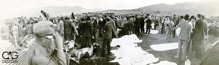 El 24 de junio de 1935, el avión que trasportaba a Carlos Gardel se estrelló y el cantor murió. También perdieron la vida Alfredo Le Pera y los músicos que lo acompañaban.