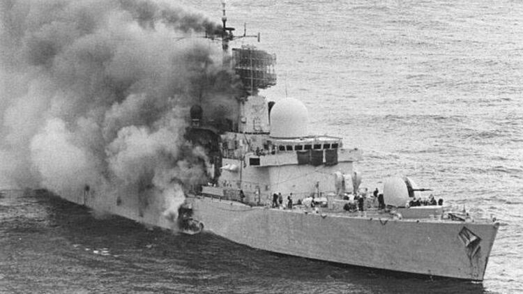 Hundimiento del Sheffield durante la guerra de Malvinas el 4 de mayo 1982