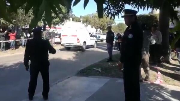 Efectivos de la policía y personal de bomberos en la puerta del domicilio familiar