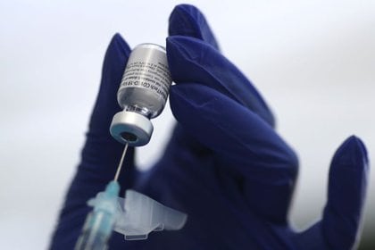 México ha registrario varios incidentes de vacunas vacías aplicadas en (Foto: Reuters/Lucy Nicholson)
