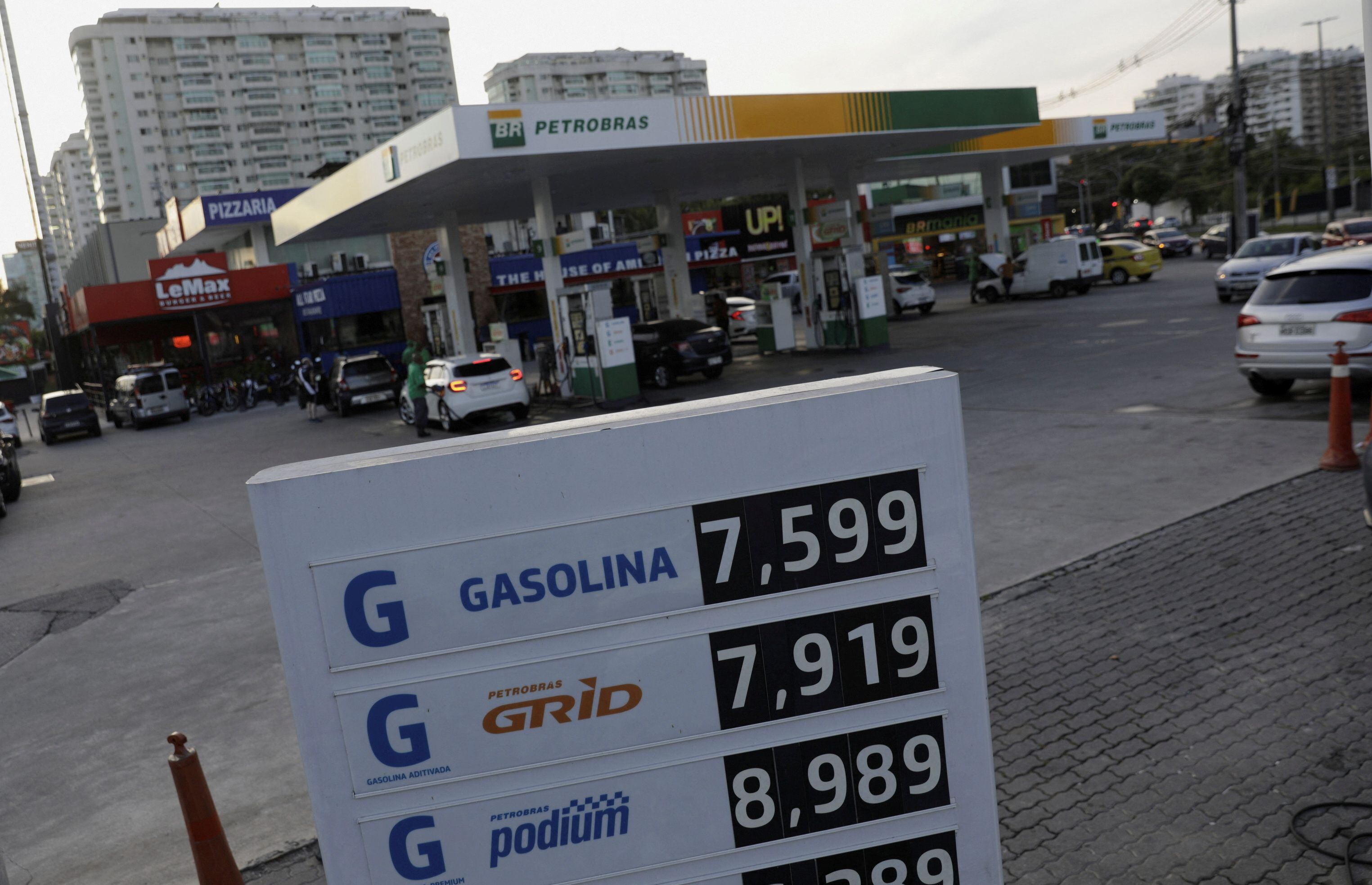 Los precios de la gasolina se muestran en una gasolinera de Petrobras en Río de Janeiro, Brasil 8 de abril de 2022. (REUTERS/Ricardo Moraes/archivo)