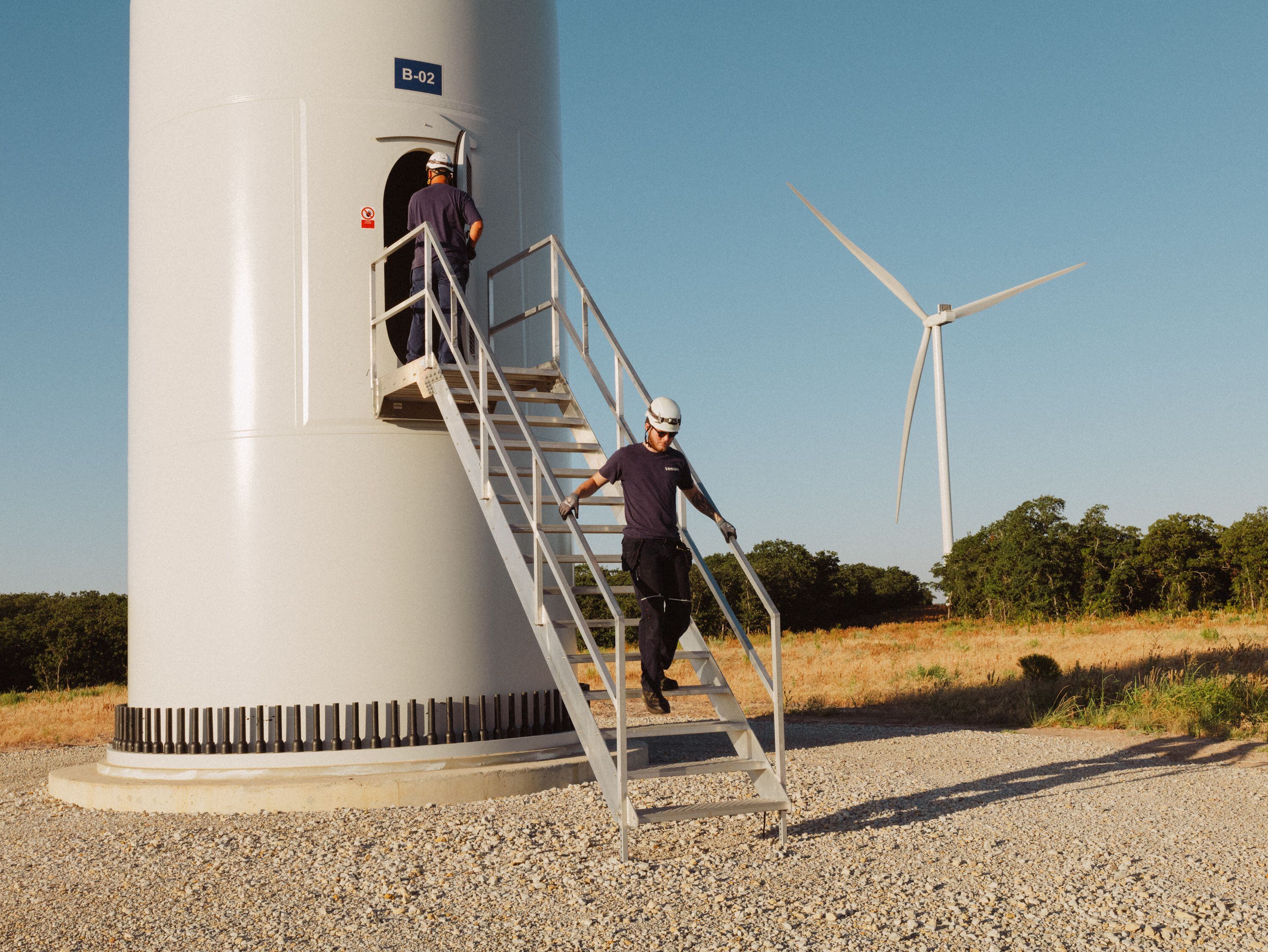 Un equipo de mantenimiento y pruebas en la base de un aerogenerador del Proyecto Eólico Ranchland, en Cisco, Texas