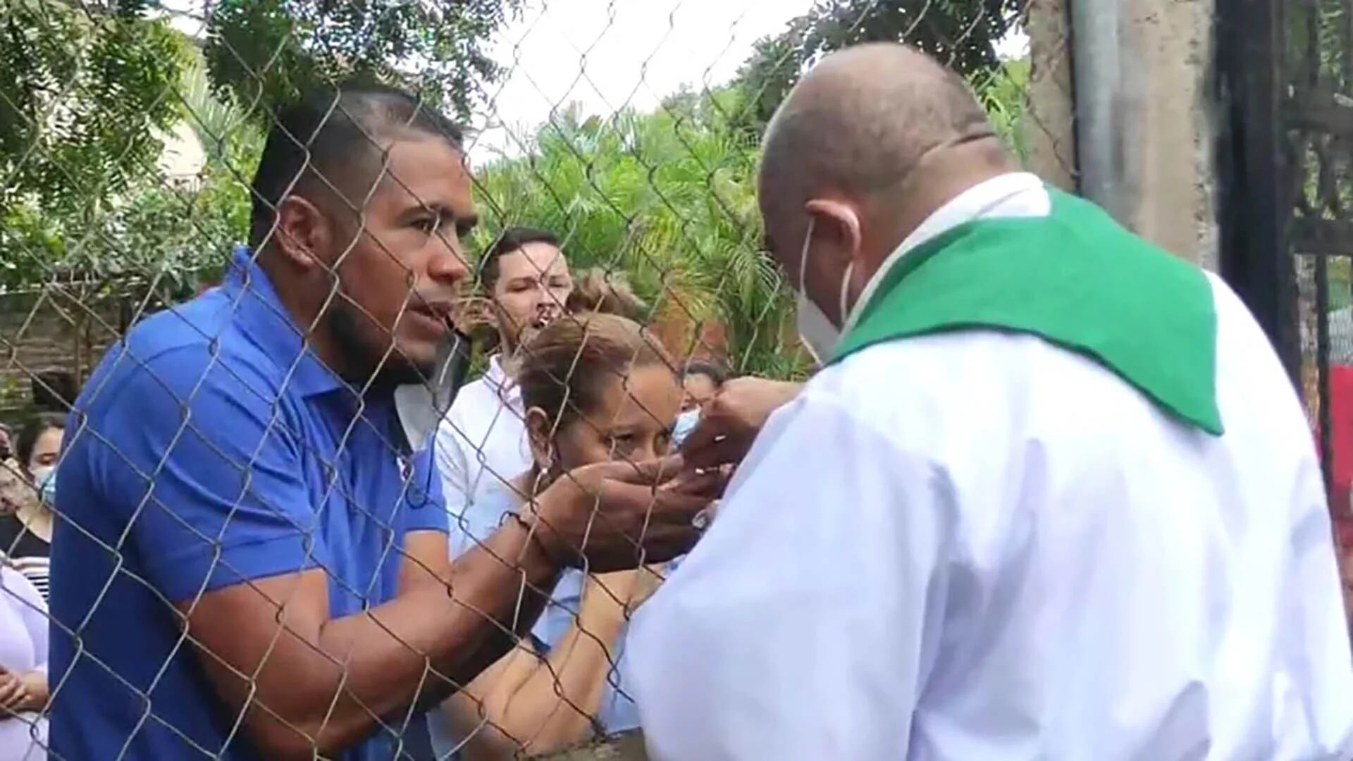 Un sacerdote nicaragüense celebra una misa tras la malla de su iglesia porque la Policía impidió el ingreso de los fieles al templo (Foto cortesía)