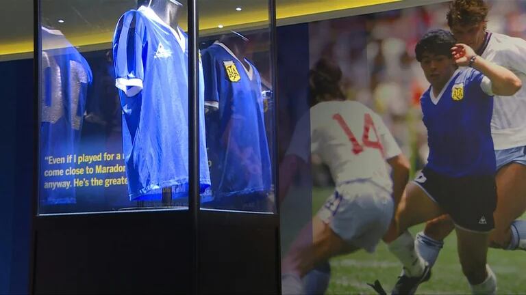 La mítica camiseta azul que Diego Maradona usó contra Inglaterra el día que marcó los dos legendarios goles en los cuart 