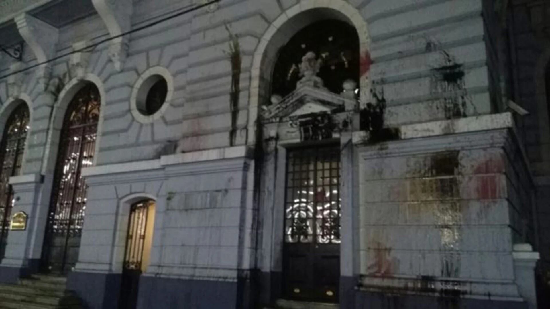 Los manifestantes colocaron barricadas y se enfrentaron a la policía, que empleó carros lanzaagua para disolver la protesta y detuvo a 12 personas