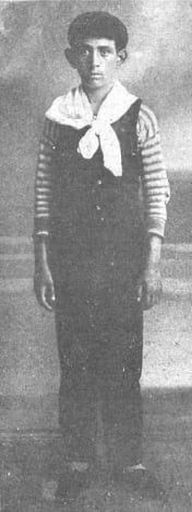 Cayetano era un adolescente que su baja estatura y su aspecto lo hacía parecer aún más joven. Fotografía publicada por Caras y Caretas en 1912.