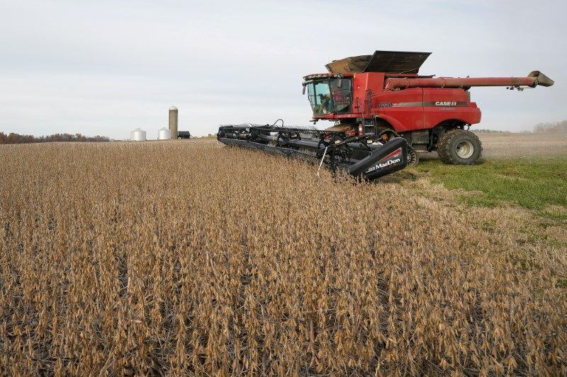 FOTO DE ARCHIVO: Una segadora cosecha soja en un campo de la granja Hodgen en Roachdale, Indiana, Estados Unidos. 8 de noviembre, 2019. REUTERS/Bryan Woolston/Archivo