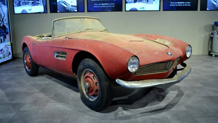 El roadster, en la sede de BMW, antes de empezar el proceso de restauración y en el color elegido por Presley. 