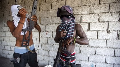 Integrantes de una de las bandas de delincuentes y secuestradores que asolan a Haití. Foto: Dieu Nalio Chery