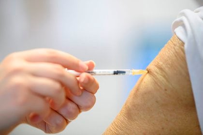 Los adultos mayores están entre los grupos prioritarios para recibir la vacuna COVID-19 (Efe)
